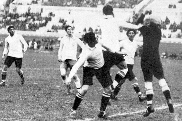 Матч между сборными Бразилии и Боливии на чемпионате мира по футболу 1930 года Бразилия - Боливия